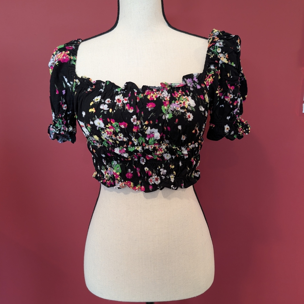 🌹H & M🌹Floral Black Crop Top